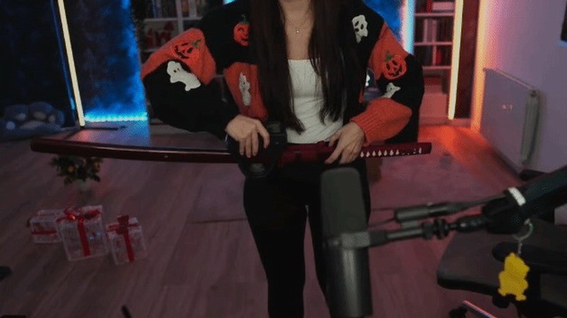 国外女主播徒手抓坠落武士刀 被割断了手筋