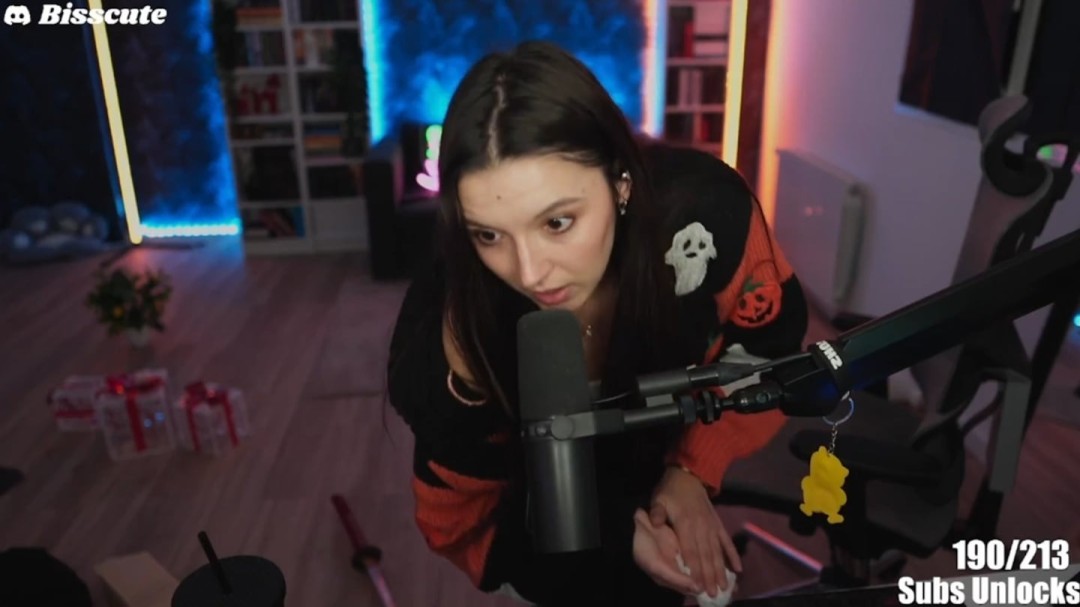 国外女主播徒手抓坠落武士刀 被割断了手筋