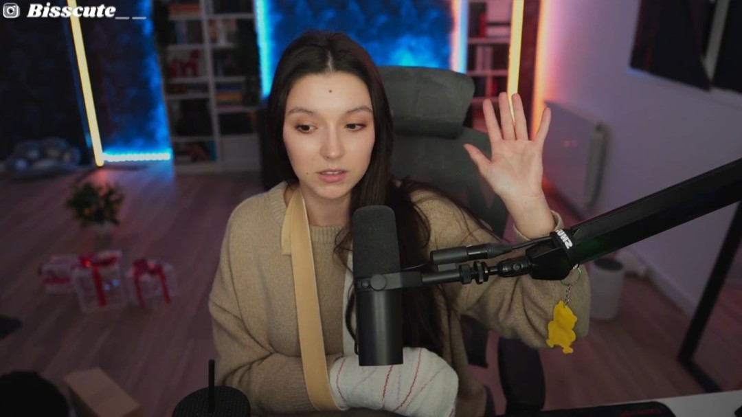 国外女主播徒手抓坠落武士刀 被割断了手筋