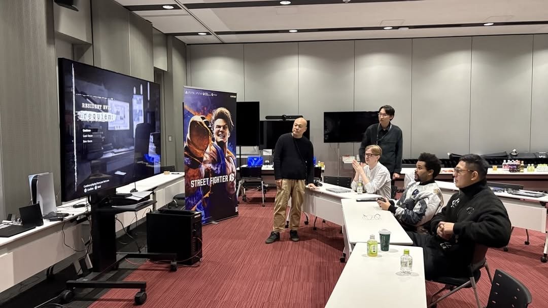 知名歌手盆栽哥突袭卡普空 提前玩到《生化危机9》