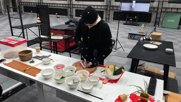 杨奇分享《黑神话：钟馗》实机幕后花絮 在摄影棚做饭！