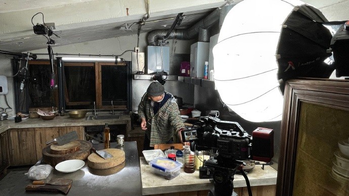 杨奇分享《黑神话：钟馗》实机幕后花絮 在摄影棚做饭！