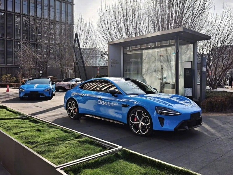 �ϰ������أ��׾�ɹ��һ��SU7���Գ����Ҷ�βμ��³�����