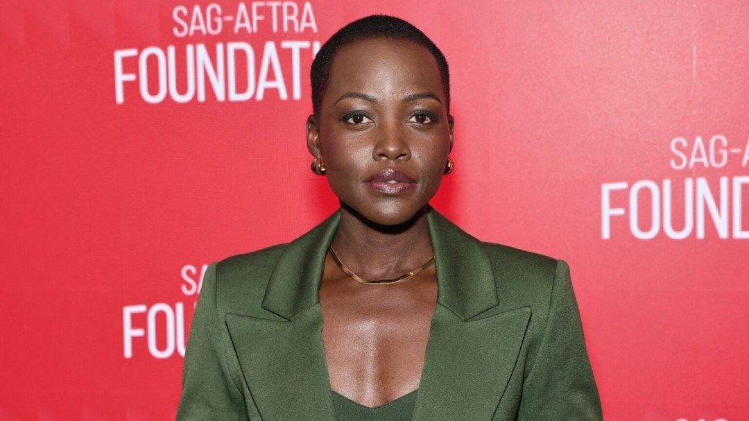 黑人圣女贞德真的来了!网友:白马都比她像贞德