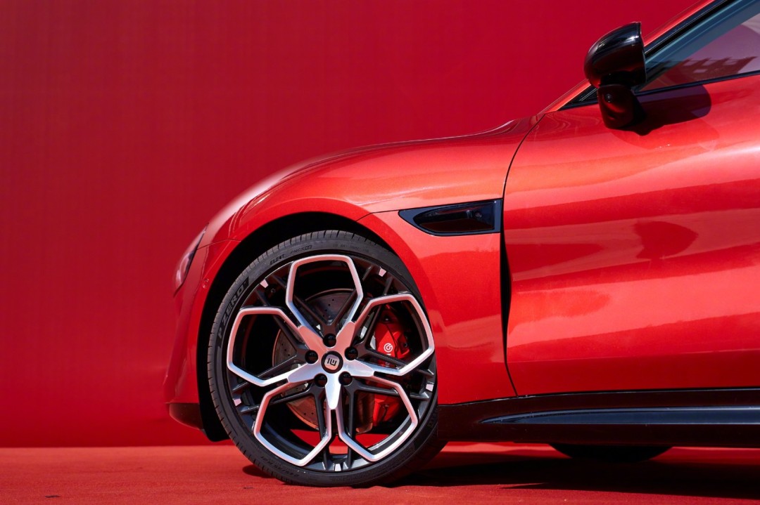 ��һ��С��SU7ȫ����ɫ��ϼ���Ļ ���ѣ��ܻ鳵����