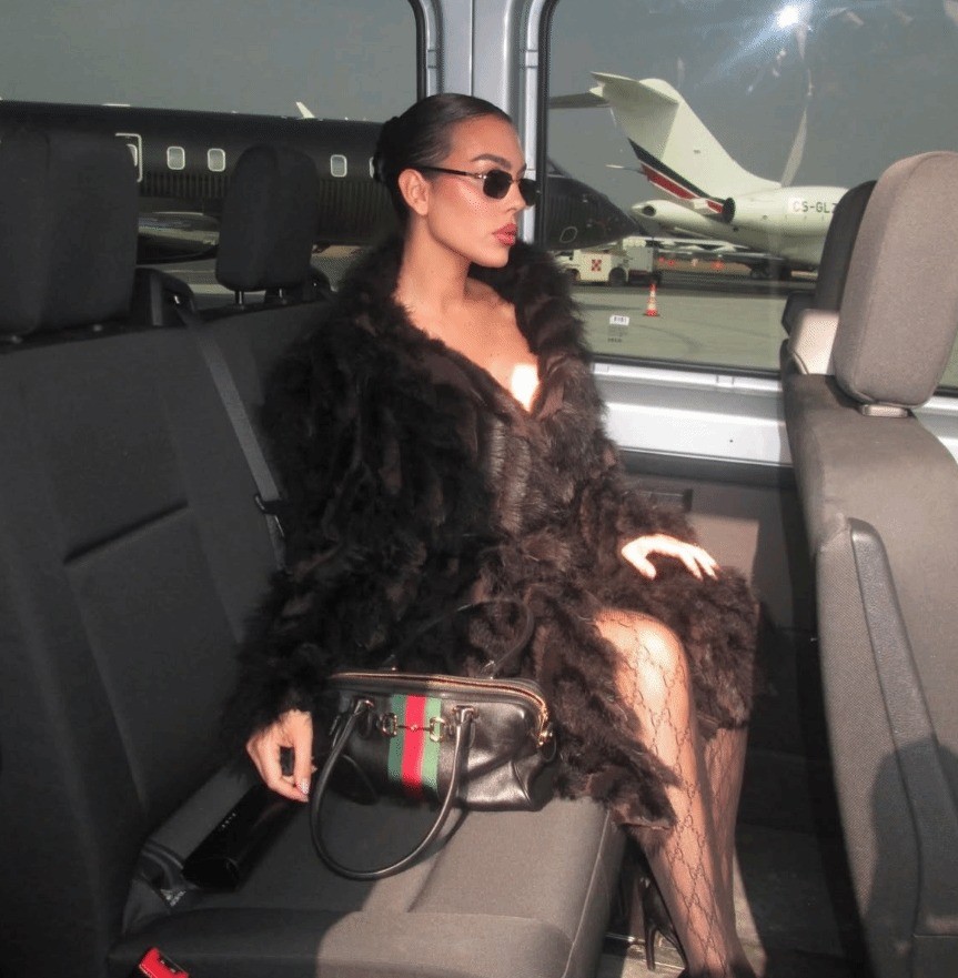 C羅未婚妻發大尺度照片 秀玉體美腿引發爭議!未婚