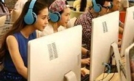 Angelababy transforms "Internet addiction" girl playing games in Internet cafes is very focused