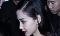 Angelababy wears a low -cut skirt and appeared in a fans to hold a mobile phone to shoot the chest