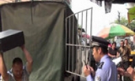 Guangdong Black Internet Cafe was checked by the owner of the shopkeeper and moved the computer to smash the police