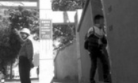 Simple houses outside the elementary school hidden black Internet cafe machine leakage caused students to scream