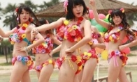 A female group in Wuhan wears a Bikini imitation Japanese group AKB48 to record on the beach