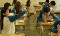 Primary school students imitate game advertisements on the street crazy throwing paper group to smash the rushman's
