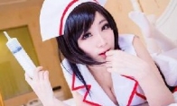The most beautiful Akali cos in history to enjoy white silk pants and nurses pretend to be attractive