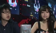 Beauty commentary live broadcasts accidentally exposed the chest, exposed the fake chest, how embarrassing is it?