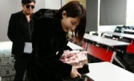 The online female anchor uses a wonderful way to show off a wealthy live broadcast of luxury cars to get millions of cas
