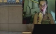 Foreign female anchors will use red playing "CS: GO" to makeup edges headshots