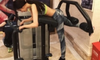 After the 95th, the tender model of the tender model is a ruthless talk, the live broadcast, the tight pants are hot, th