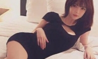 Korean sexy female anchor showing fitness photos this vest line looks a bit against the sky