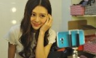 The female anchor lives her day to attract players to watch the beauty looks so sweet