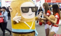 Global Mobile Internet Conference officially opened cute mascots amused model