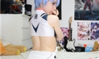 Foreign female anchors sexy live photos flow out of love to play COS claims to be house girls