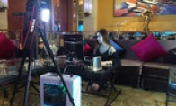 The beauty anchor tears the tight pants agent during the live broadcast: to tear again
