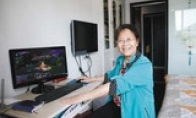 Mother -in -law is obsessed with online games playing games with her son and classmates.