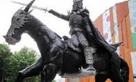 Warcraft Lich King crosses the streets of Nanjing!Mighty high eye