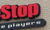Gaming shop shopping encounter robbery is holding Yaoxi toys to attack the robbers