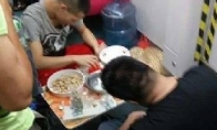 Live on the Guangzhou Metro Live Drying and Drinking anchor hype was detained by the police