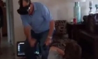 The 81 -year -old grandfather cried with the zombie grandson in the VR game.