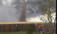This is not PS!?Canada's super huge tornado is as calm as his mowing grass