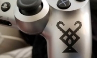 Foreign players show off the PS4 limited edition controller of "God of War 4". Did the console run away?