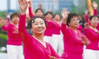 Square dance teacher imitates dance games and dances, aunt is hard to be injured
