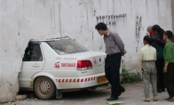 Driving school coaches do not forget to play game trainees accelerator as brakes and rush into the housing