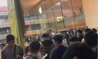 iPhone16開賣：北京上海用戶暴雨中在蘋果店排隊等買