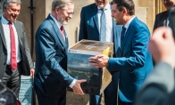National gift-level honor!The Czech Prime Minister received a collection of "The Kingdom of Heaven: Save 2"