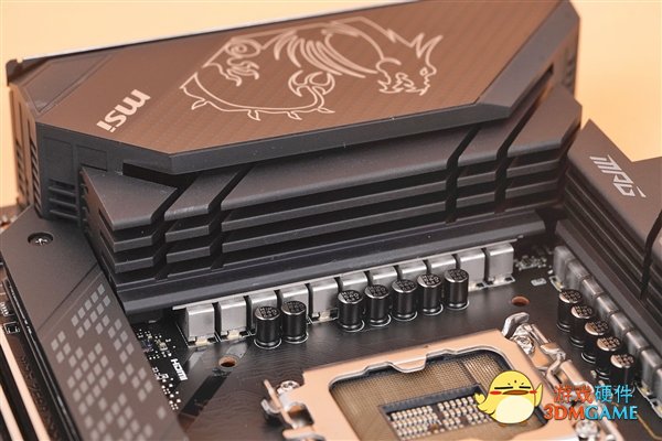 微星MPG Z690 CARBON WIFI暗黑主板图赏