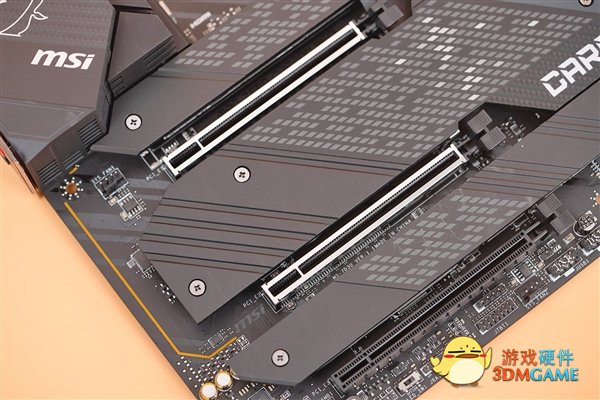 微星MPG Z690 CARBON WIFI暗黑主板图赏