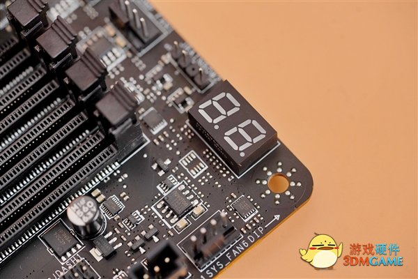 微星MPG Z690 CARBON WIFI暗黑主板图赏