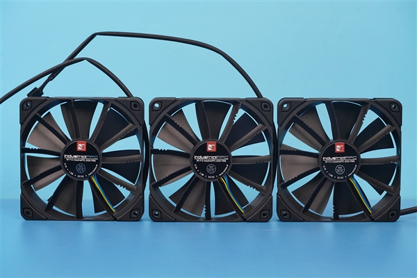 3.5英寸全彩液晶屏 华硕ROG龙神II 360水冷散热器图赏