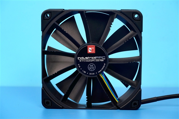 3.5英寸全彩液晶屏 华硕ROG龙神II 360水冷散热器图赏