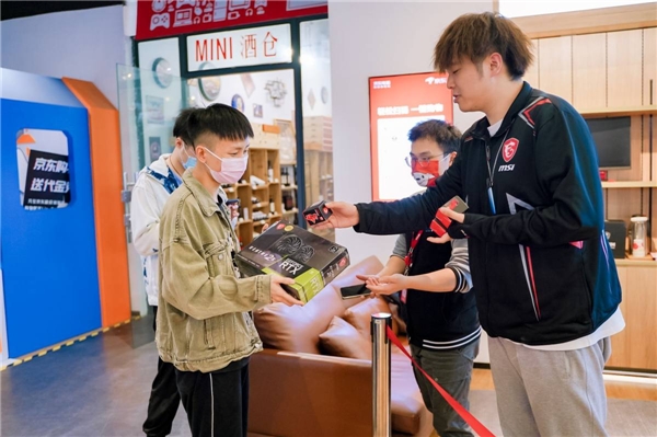气氛热烈秩序井然！重庆京东超级体验店迎来大批购买显卡玩家