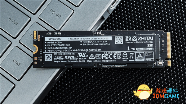 长江存储发布首款PCIe 4.0 SSD致态TiPro7000：读取冲到7.4GB/s