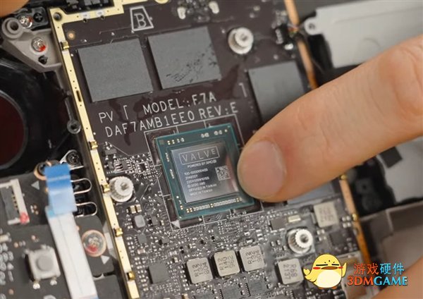 Steam Deck掌机首拆：近看定制AMD芯片、GPU大大飞跃