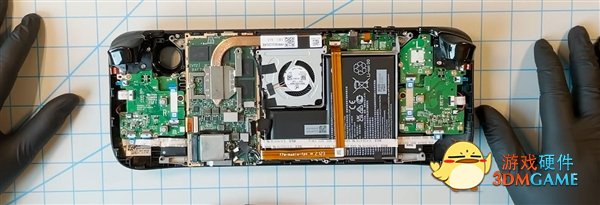 Steam Deck掌机首拆：近看定制AMD芯片、GPU大大飞跃