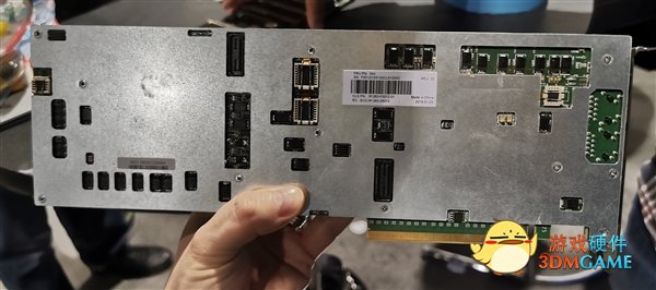 Intel VCA2视频卡拆解：三颗至强、六条内存排排坐