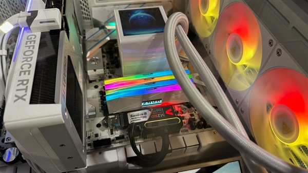 萬(wàn)物皆可屏！全何展出全球首款帶LCD屏DDR5內(nèi)存