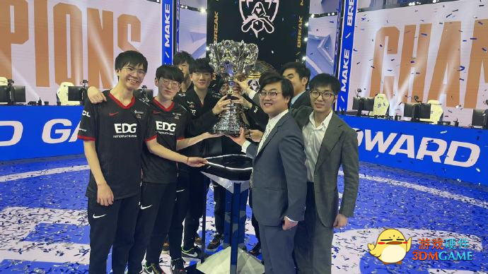 斩星追月，逐梦五载，雷蛇陪伴TeamRazer EDG问鼎冠军
