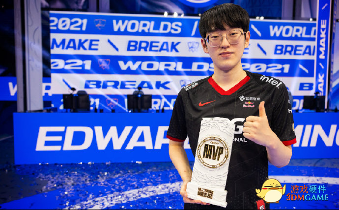 斩星追月，逐梦五载，雷蛇陪伴TeamRazer EDG问鼎冠军